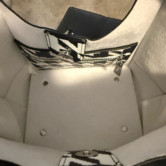 Sassy Jones Black and White Houndstooth Crossbody Bag - Picture 3 of 4